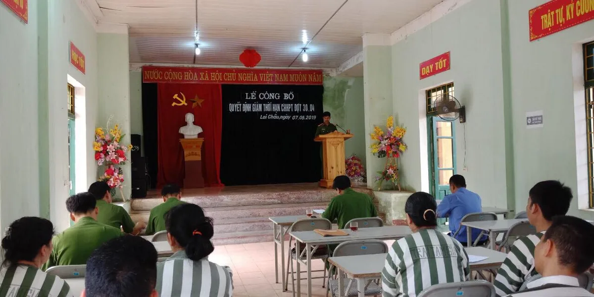 Lễ công bố quyết định giảm thời hạn chấp hành án phạt tù tại trại giam