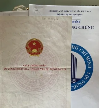 Giấy chứng nhận quyền sở hữu nhà ở và hồ sơ công chứng mua bán nhà đất