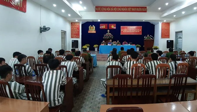 Phạm nhân dự lễ công bố quyết định tha tù trước thời hạn có điều kiện