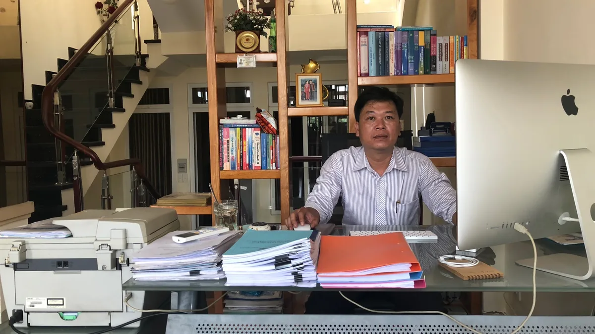 Luật sư làm việc với hồ sơ vụ án hình sự tại văn phòng